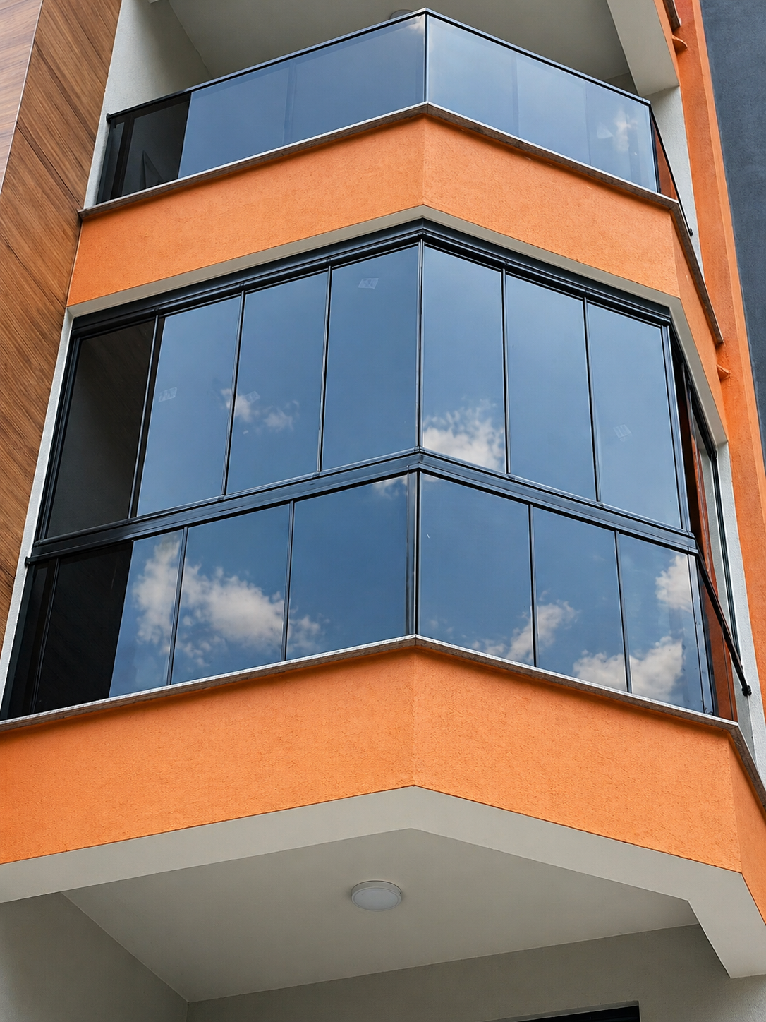 Köşe Dönüşlü Füme Cam Balkon Sistemi